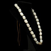 Necklace with white jade beads, Qing dynasty