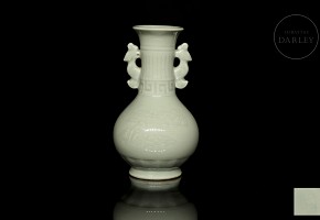 Pequeño jarrón de porcelana con vidriado celadón, s.XX