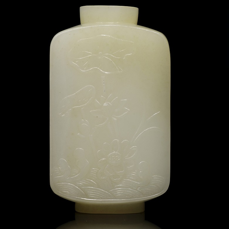 Jade snuff bottle ‘Lotuses and Ladies’, Qing dynasty