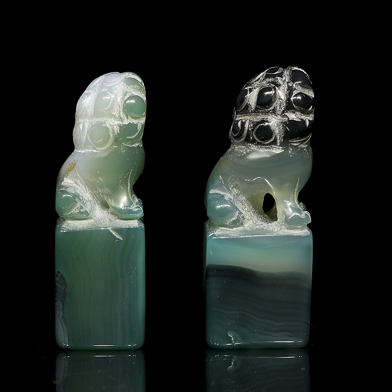 Pair of ‘Lion’ agate stamps, early 20th century - 1