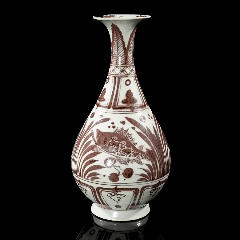 Yuhuchunping “Fish” vase with white and red enamels, Yuan style