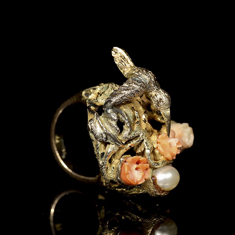 Anillo de oro, perlas y coral 