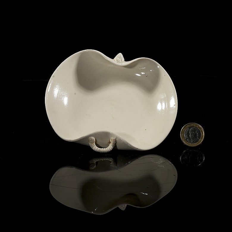 Lotus-leaf porcelain vessel, Qing dynasty