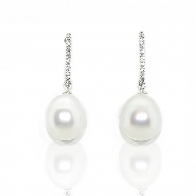 Earrings in 18k white gold, Australian pearls and diamonds