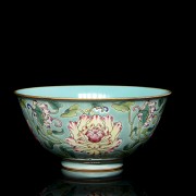 Porcelain enamelled bowl ‘Peonies’, with Yongzheng seal - 2