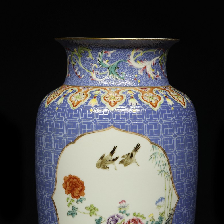 Small glazed porcelain vase ‘Birds’, with Qianlong mark