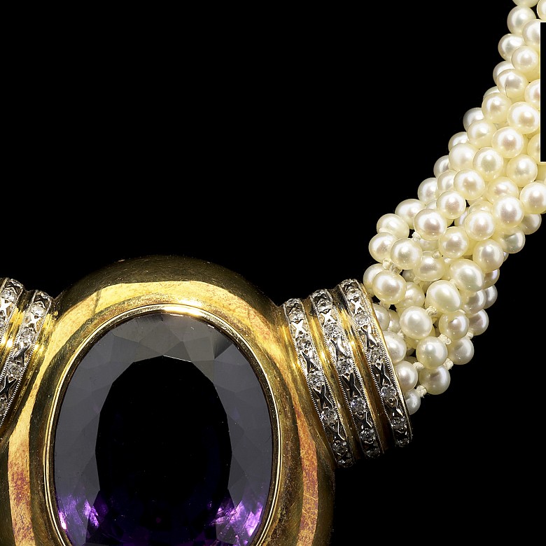 Pearl necklace, 18k yellow gold and an amethyst