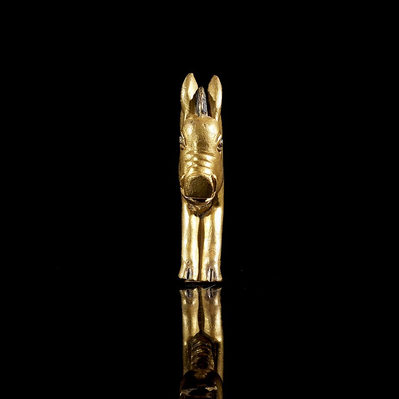 Figura de bronce dorado 