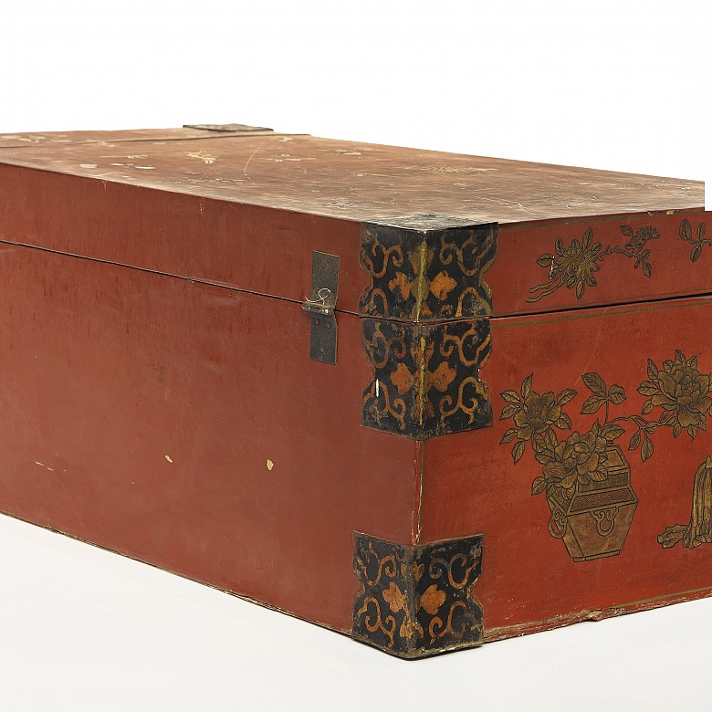 Chinese trunk lacquered in red, 19th-20th century