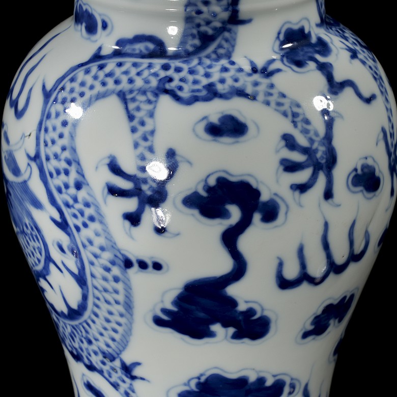 Blue and white glazed porcelain Zun Vase ‘Dragons’, with Kangxi mark