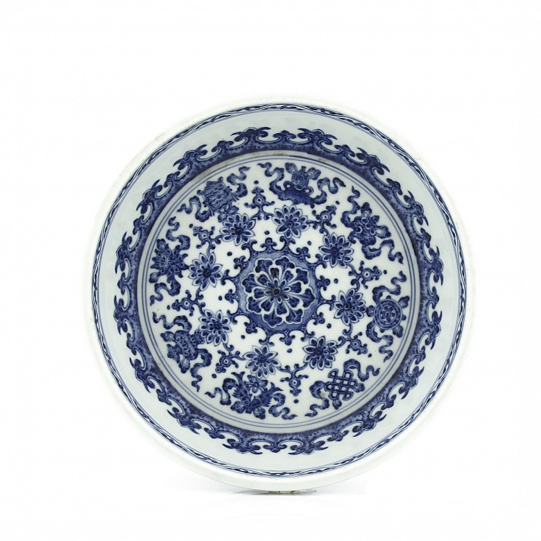 A blue and white floral dish, Qianlong seal mark.