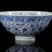 Bol de porcelana vidriada azul y blanco 