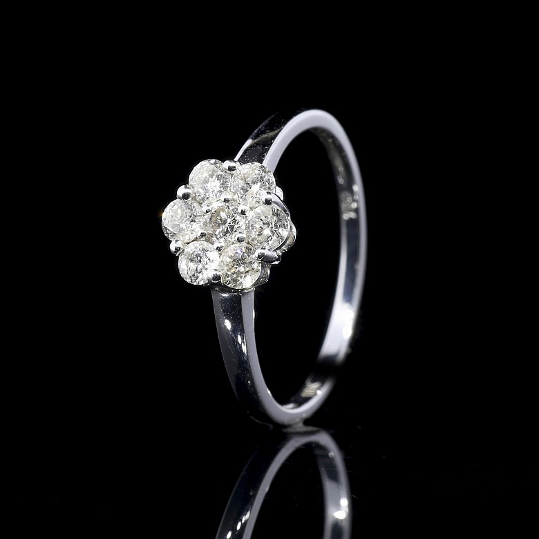 Ring ‘Flower’ in white gold with diamonds