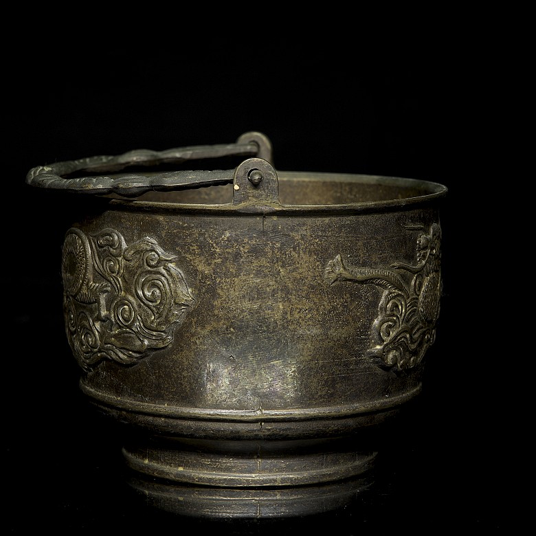 Bronze ‘Dragon’ Vessel, Qing dynasty