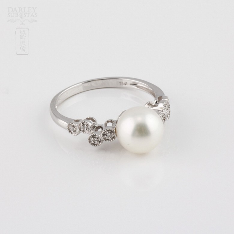 18k white gold ring with pearl and 8 diamonds.