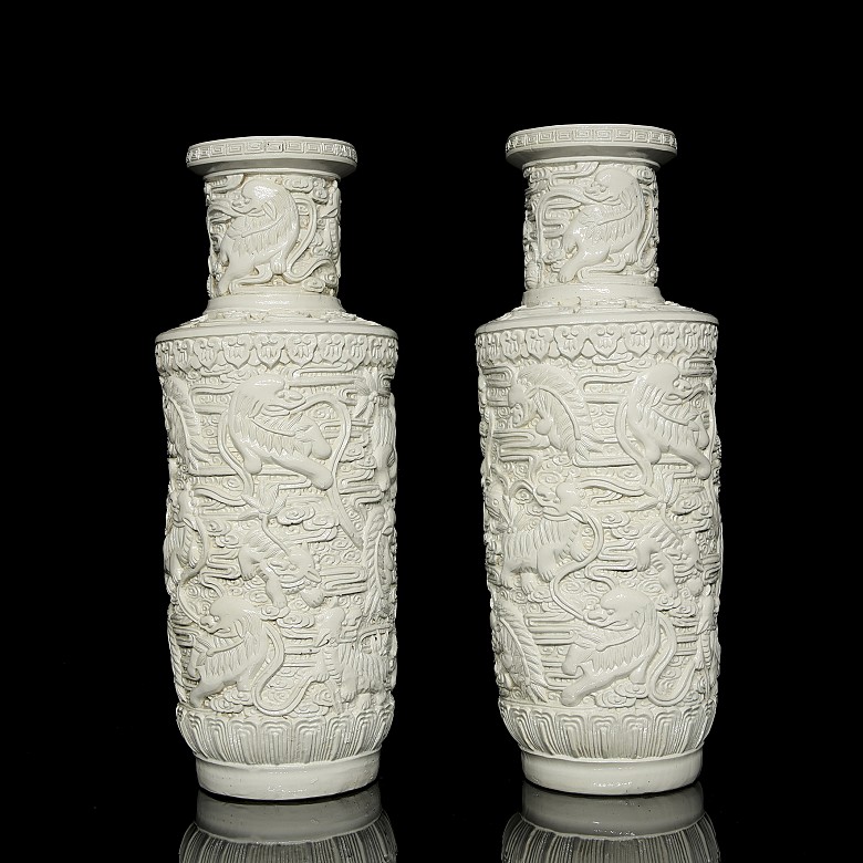 Pareja de jarrones de porcelana blanca, dinastía Qing