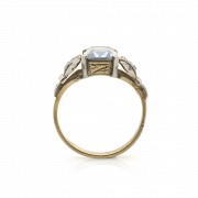 Anillo de oro 18 k con diamantes y una piedra azul