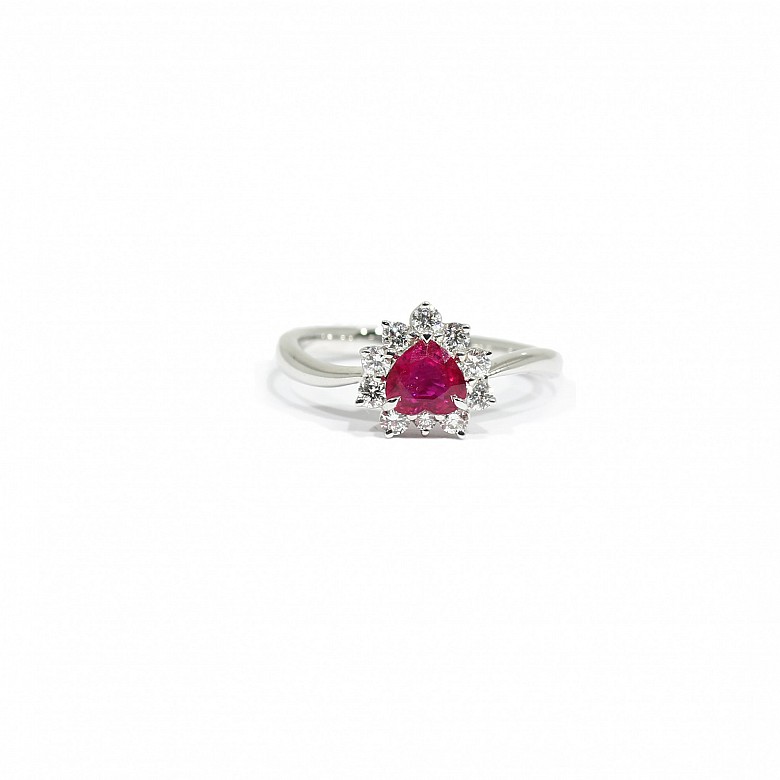 18k white gold ring with ruby ​​and diamonds