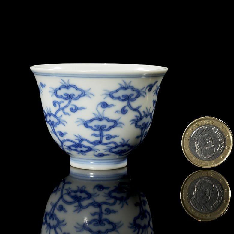 Enamelled porcelain mug ‘Ruyis’, with Jianjing seal