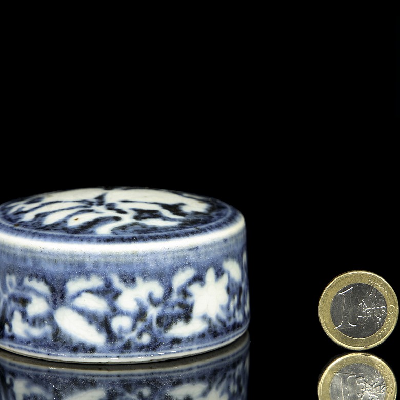 Chinese porcelain paperweight, 20th century