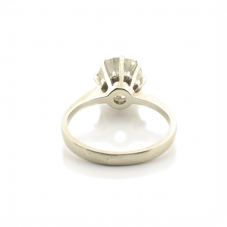 Solitario en oro en blanco de 18 k, con un diamante talla antigua