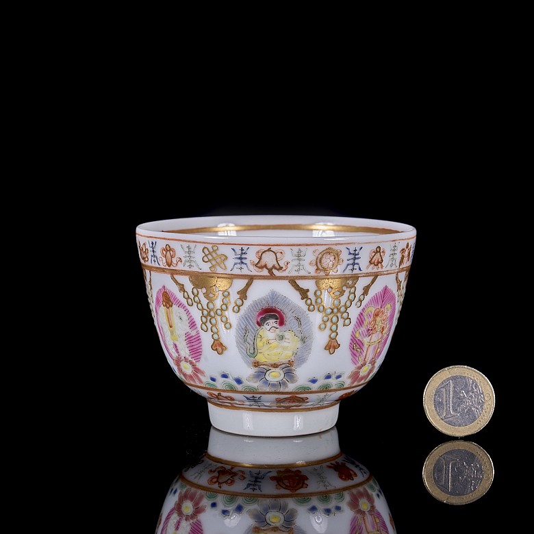 Taza de porcelana familia rosa esmaltada, dinastía Qing