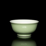 Small glazed porcelain bowl, with Kangxi seal - 2