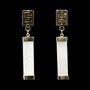 Yellow gold and mother-of-pearl earrings with movement