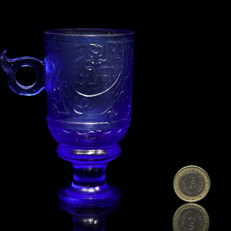 Blue glass cup, Han Dynasty (206 b.C - 220 a.C)