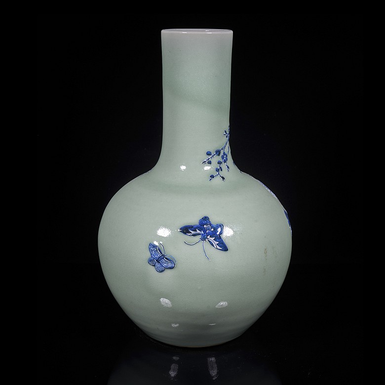 Tianqiuping ‘Bird and flower’ vase, celadon background, Qing dynasty