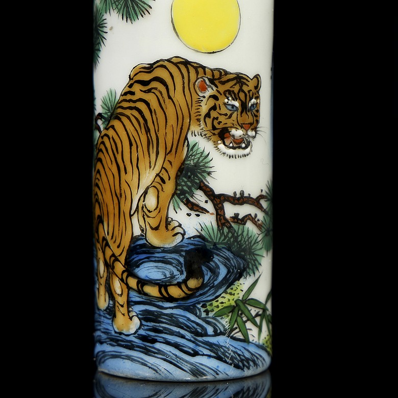 Enameled porcelain snuff bottle, with Yongzheng mark