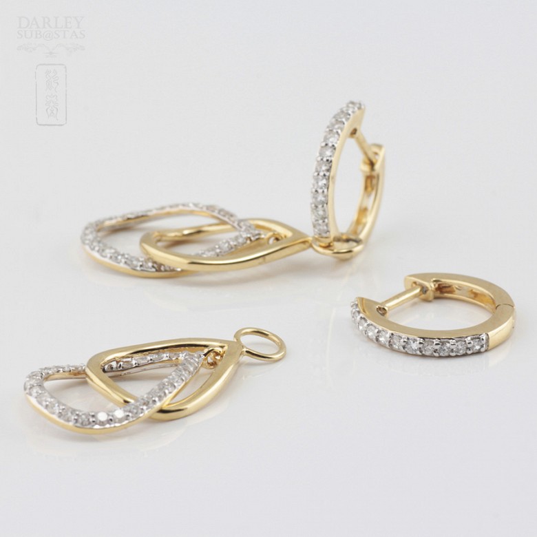 Pair of earrings with movement, in 18k yellow gold and 74 diamonds total weight 0.70cts.