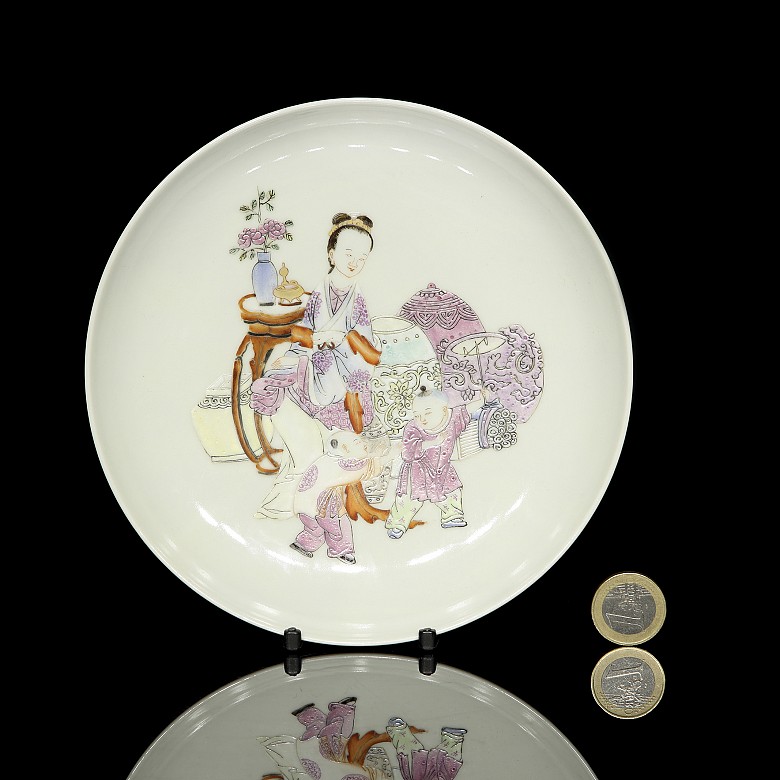 Porcelain enamel dish, pink family ‘Lady with children’, Yongzheng