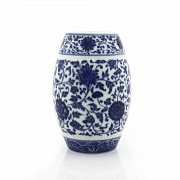 Blue and white floral vase, Qianling seal mark.