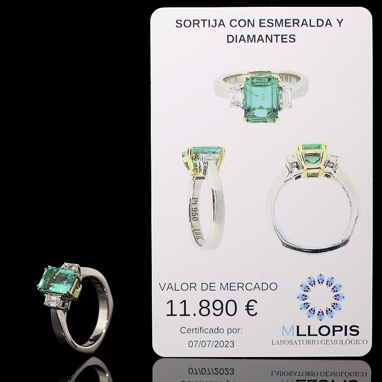 Sortija de oro amarillo 18 k, platino 950 mils, una esmeralda colombiana y diamantes