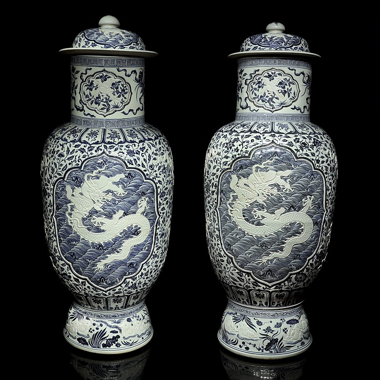 Pair of large vases with dragons, 20th century