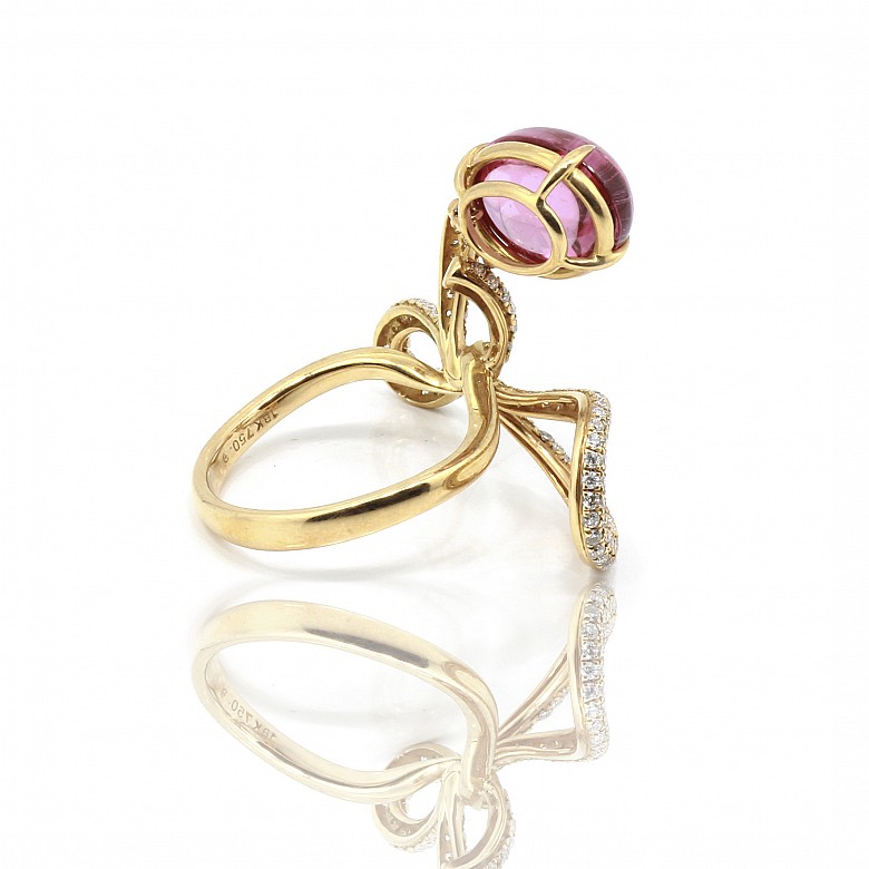 Anillo en oro amarillo 18 k con turmalina rosa y diamantes