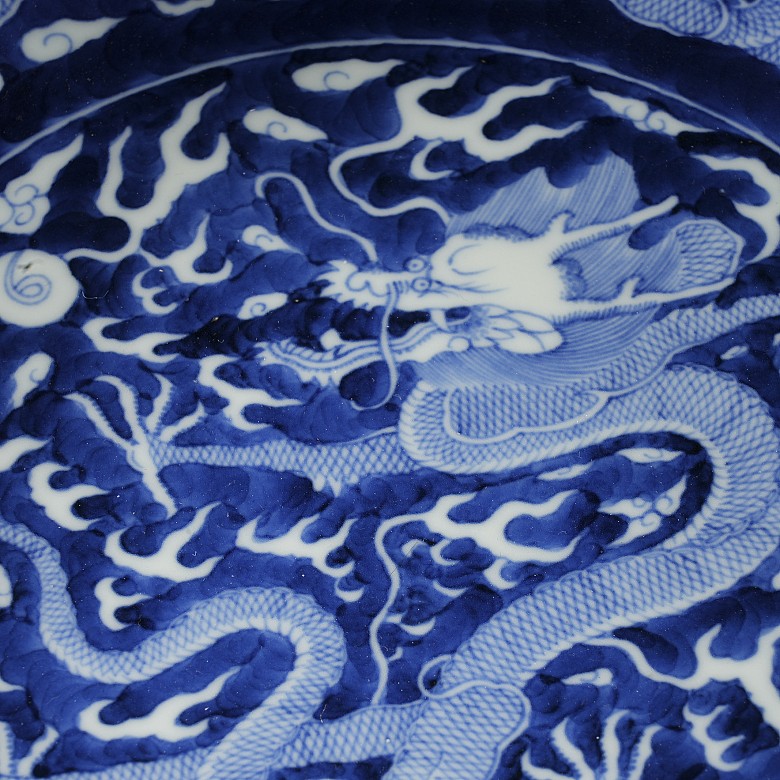 Blue-and-white porcelain ‘Dragons’ plate, Qing dynasty with Daoguang seal