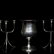 Conjunto candelabros y copa de metal plateado, s. XX - 6