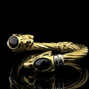 Brazalete de oro amarillo 18 k y piedras