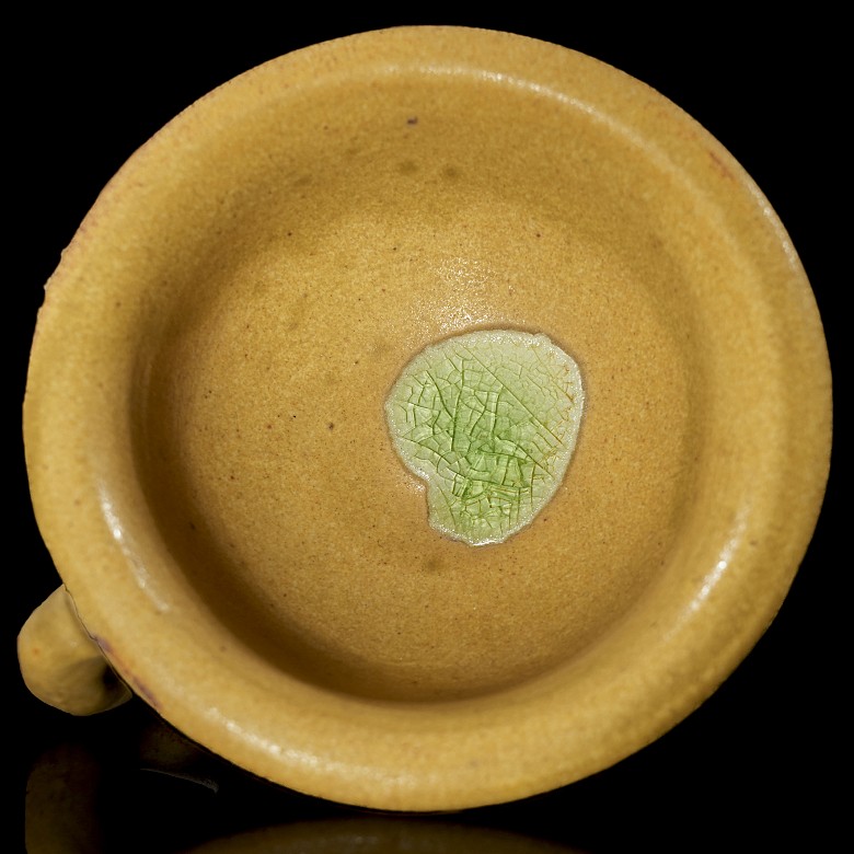 Yellow-glazed ceramic cup, Jin style