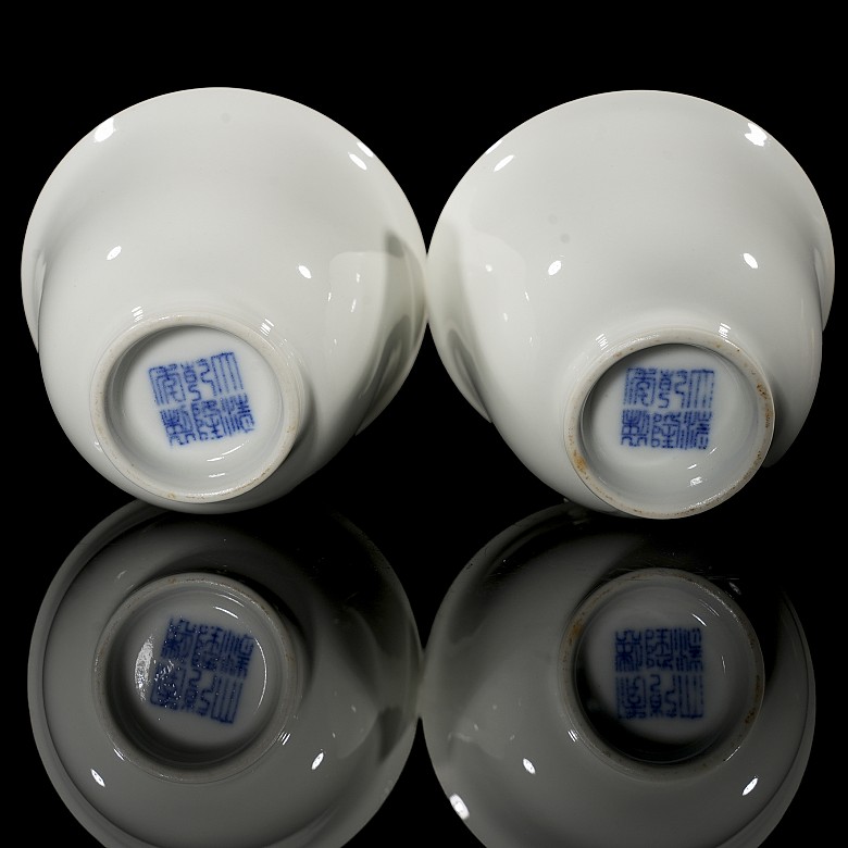 Pareja de tazas de porcelana blanca, con marca Qianlong