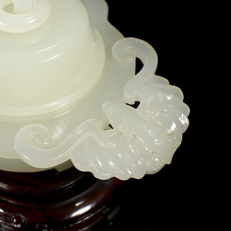 Heitan white jade lidded box, Qing dynasty, with Qianlong seal