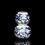 Hulu Porcelain Vase ‘Dragons’, with Ming stamp