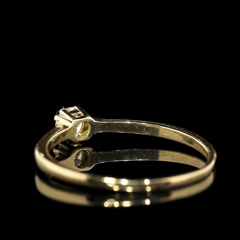 Anillo solitario de oro amarillo 18 k