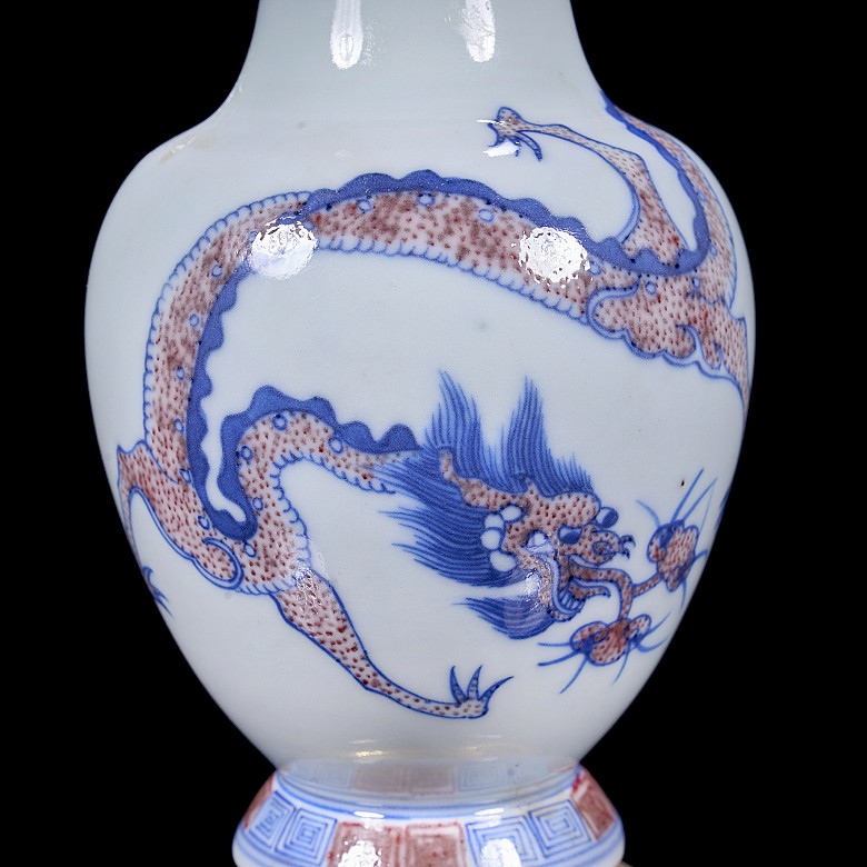 Blue and red enamelled porcelain ‘Dragon’ vase, Qing dynasty