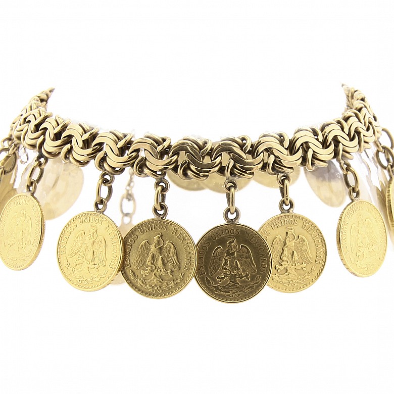 Pulsera de oro de 18k con monedas.