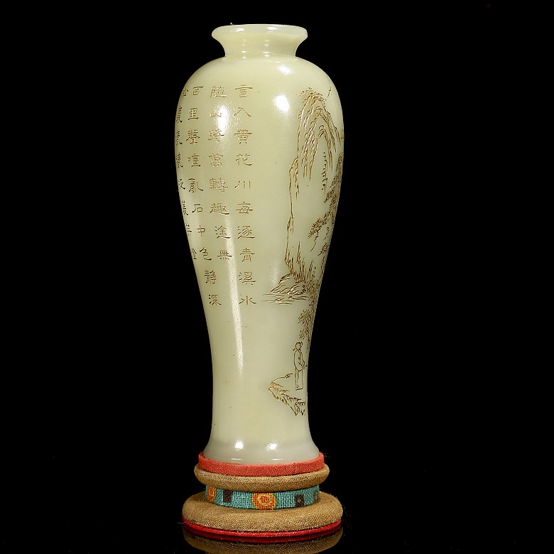 Small Hetian jade vase, Qing dynasty