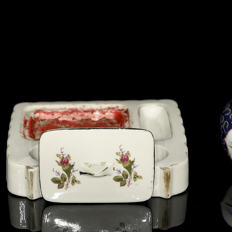 Lot of enamelled porcelain objects, 20th century