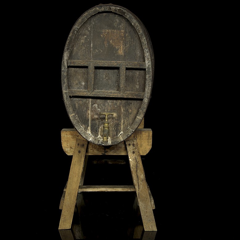 Oval barrel with stand